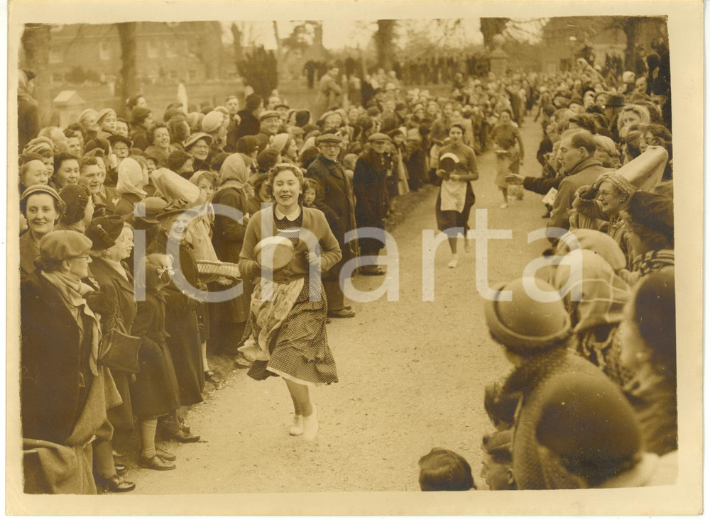1956 OLNEY (UK) - Miss Cecilia SPARROW wins the annual PANCAKE RACE *Photo 20x15