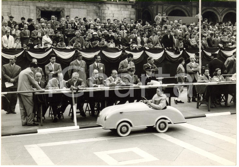 1957 MILANO Piazza Duomo - ACI Finali regionali concorso di educazione stradale 
