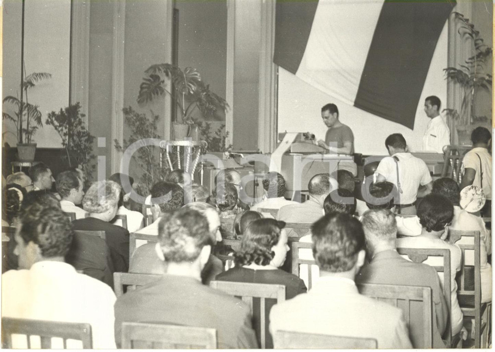 1958 PALERMO - Pubblico osserva Vincenzo LANNINO alla macchina da scrivere *Foto