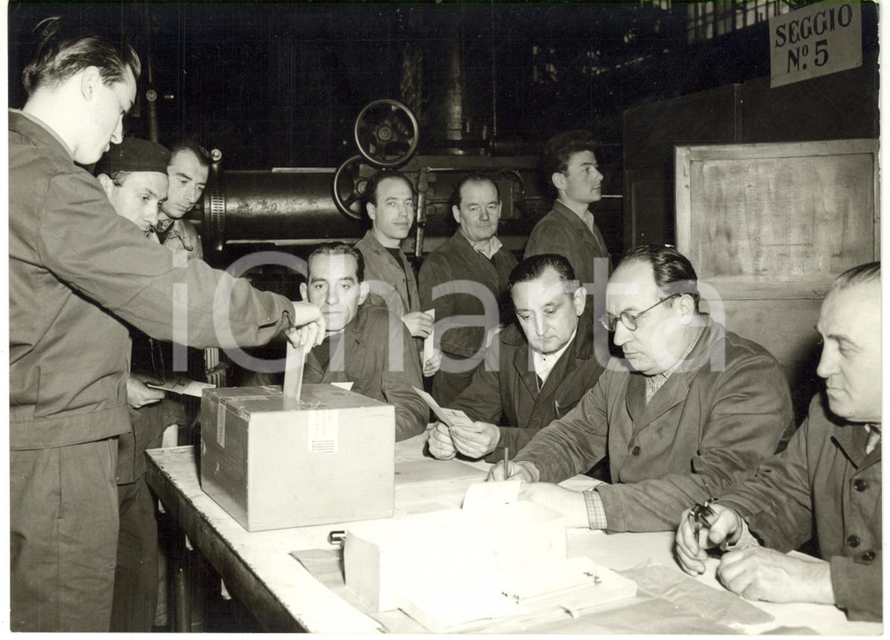 1959 TORINO FIAT - Operai votano per le rappresentanze sindacali aziendali