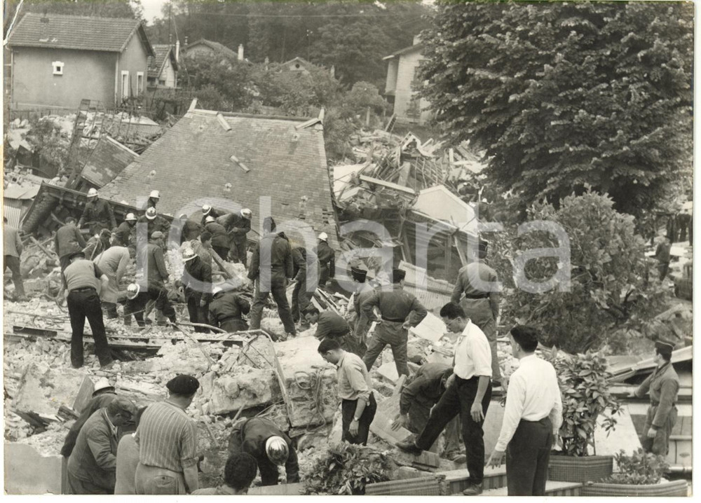 1961 CLAMART Rue des Monts - Pompiers déblaient décombres après un glissement