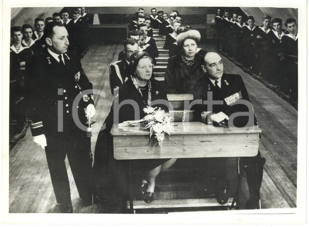 1961 HILVERSUM - QUEEN JULIANA of Netherlands visits the Naval Training Center  Fotografia d'epoca con didascalia coeva al verso.   CONDIZIONI: G  FORMATO: 20x15 cm     originale e autentica 1