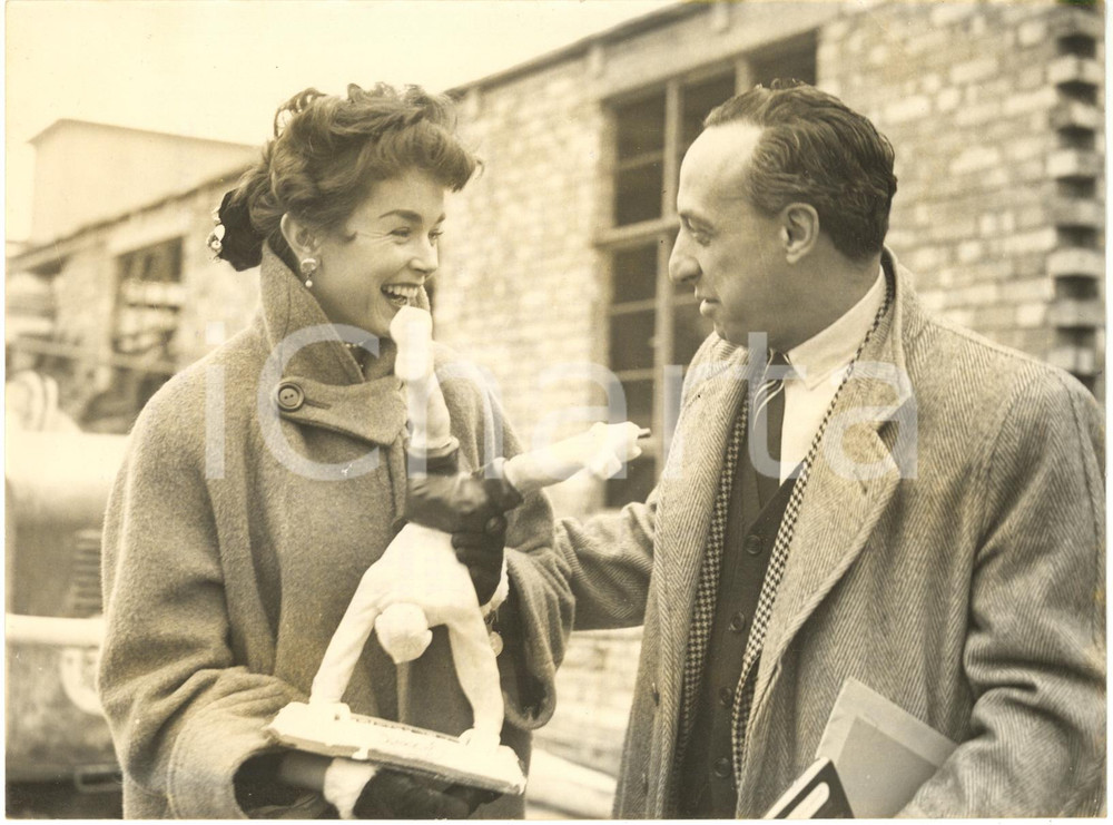 1954 LONDON - Dawn ADDAMS brings a souvenir from Germany to her husband *Photo