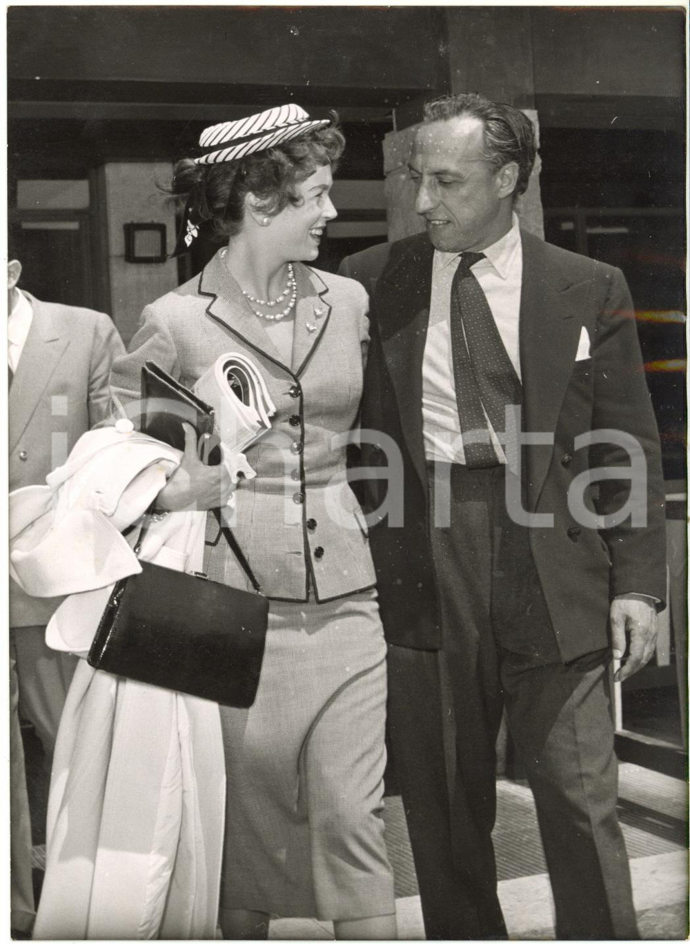 1955 ROMA Aeroporto CIAMPINO - Dawn ADDAMS saluta in marito Vittorio MASSIMO