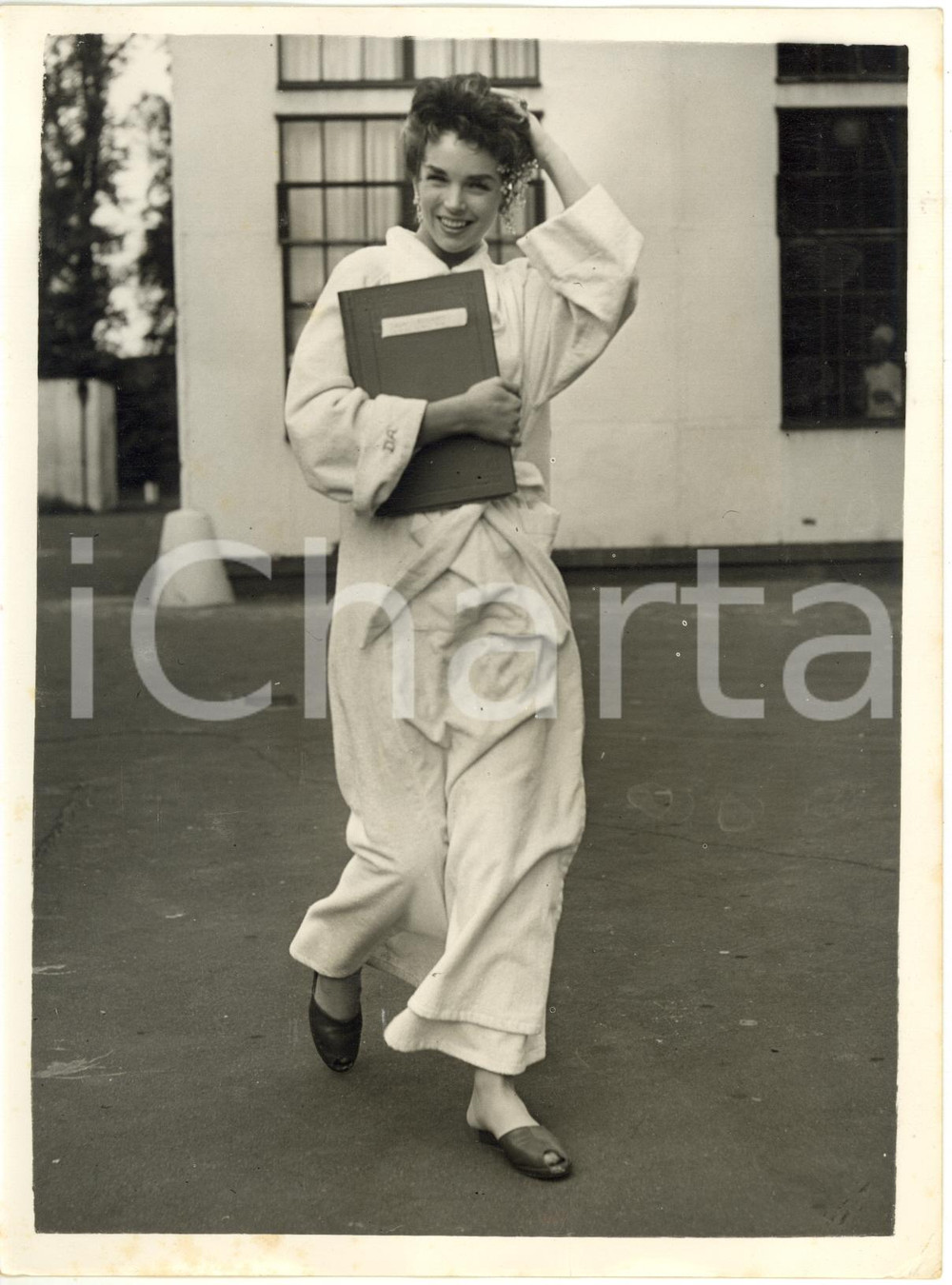 1956 SHEPPERTON STUDIOS (UK) - Dawn ADDAMS sul set del film "A King in New York"