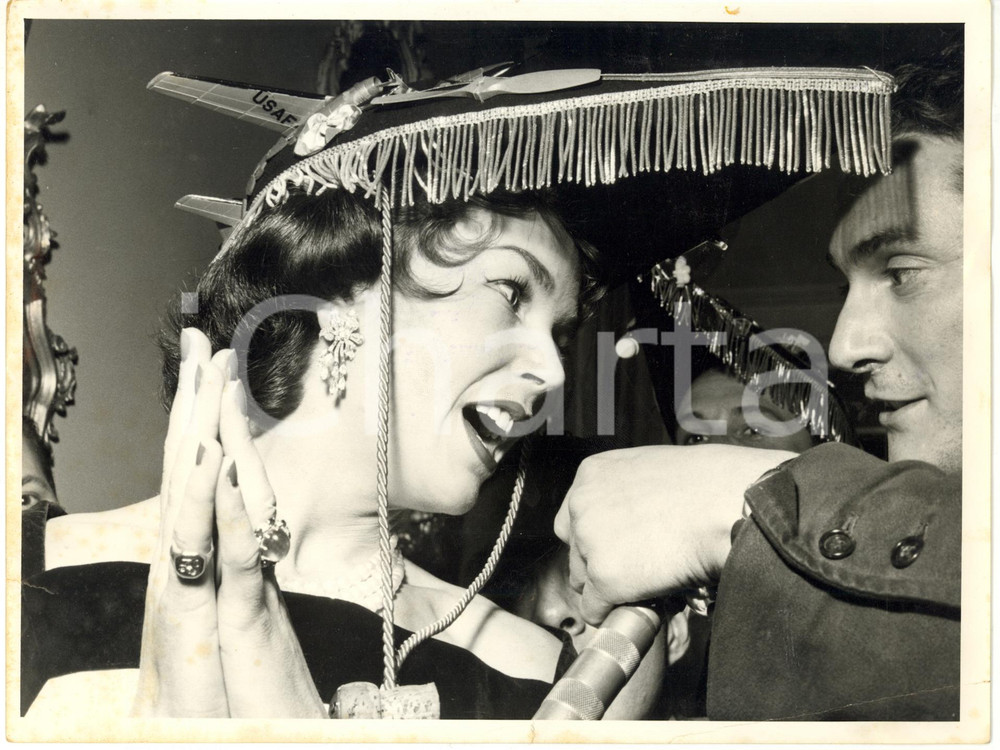 1957 TORINO - GOLIARDIA Dawn ADDAMS indossa il cappello degli studenti goliardi