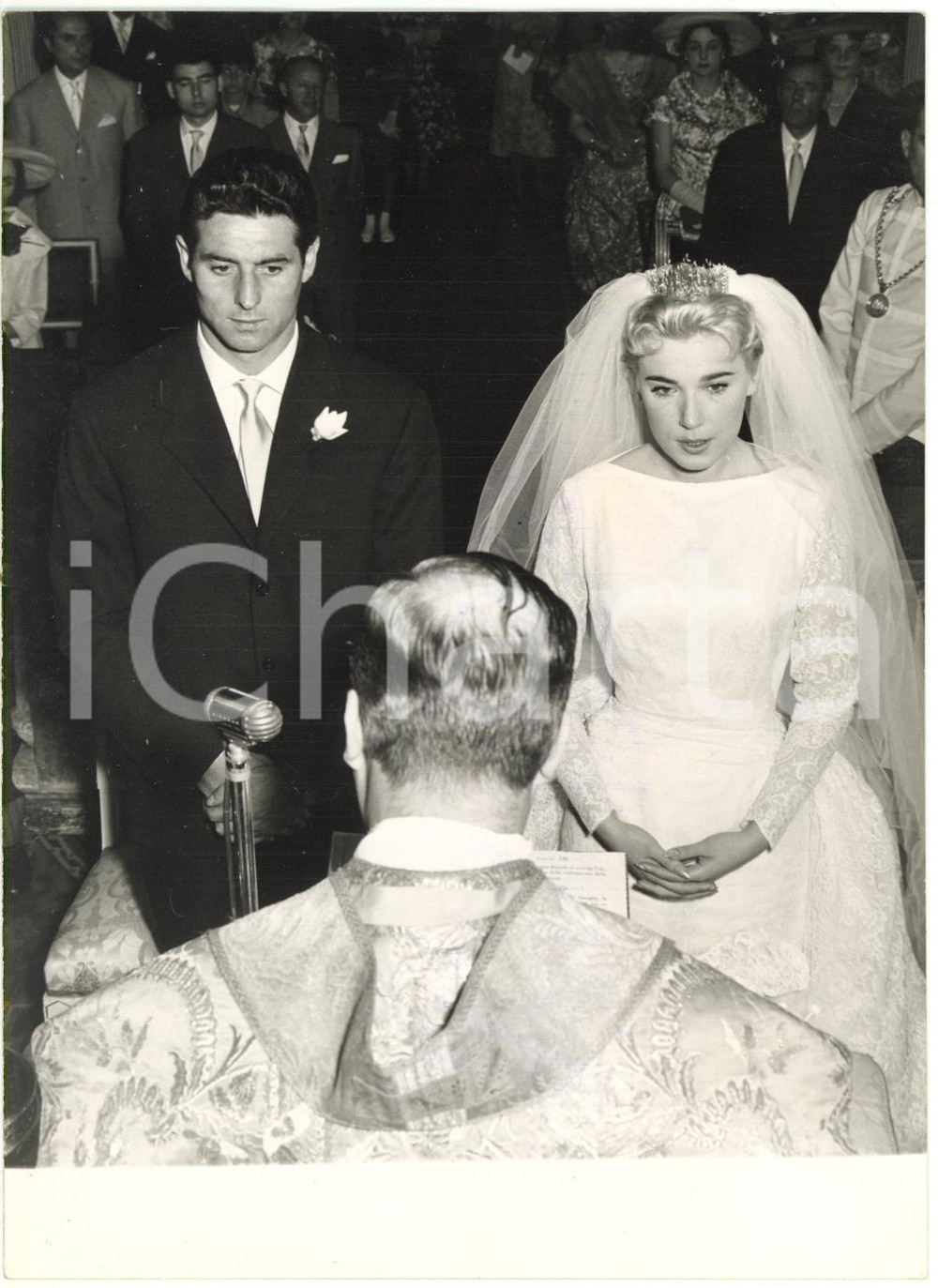1958 MILANO - Matrimonio Edy CAMPAGNOLI e Lorenzo BUFFON - Gli sposi all'altare  Fotografia d'epoca con didascalia al verso.  CONDIZIONI: G (lievi tracce di inchiostro blu) FORMATO: 13x18 cm      originale e autentica 1