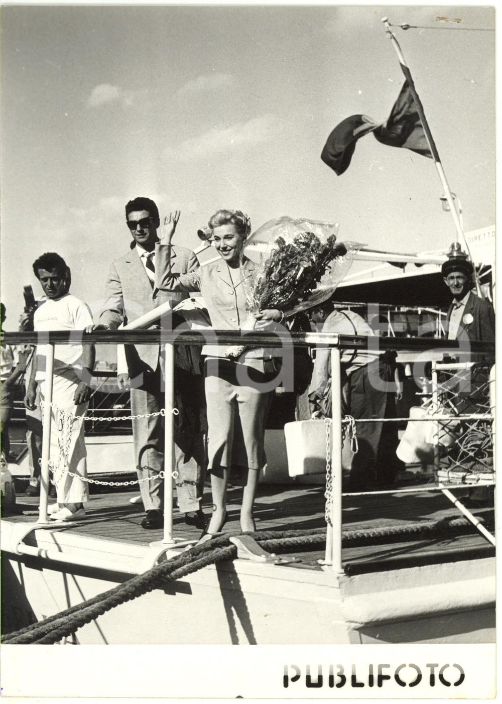 1958 NAPOLI - Edy CAMPAGNOLI e Lorenzo BUFFON si imbarcano per ISCHIA (1) *Foto