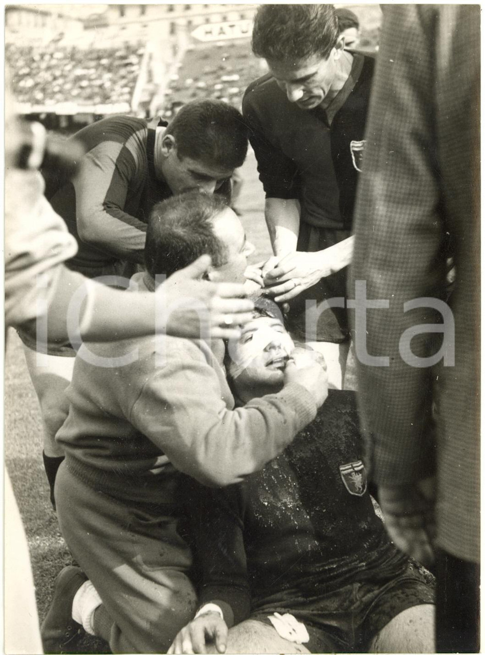 1960 CALCIO GENOA vs INTER Lorenzo BUFFON colpito da sasso lanciato dalla curva