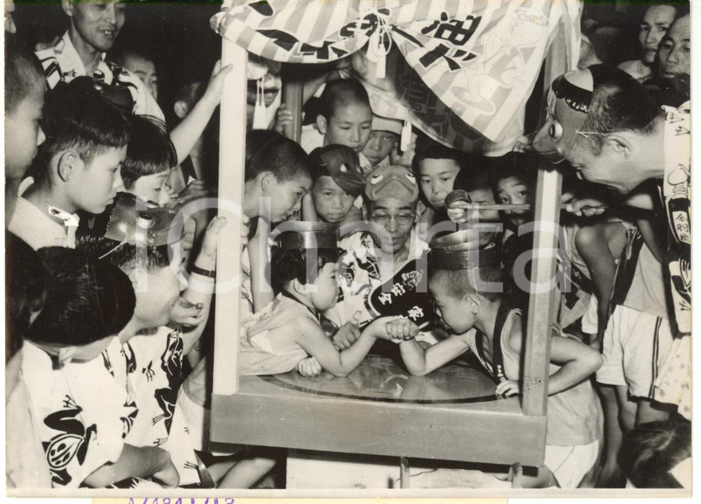 1954 TOKYO JAPAN - Braccio di ferro tra bambini *Foto VINTAGE 18x13 cm