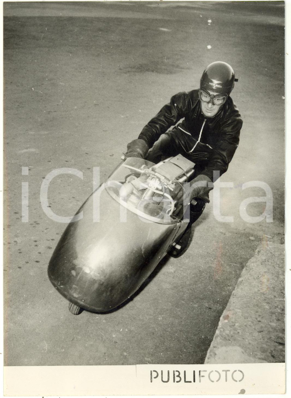 1954 CIRCUITO OSPEDALETTI - Ken KAVANAGH testa nuova MOTO GUZZI 500 carenata