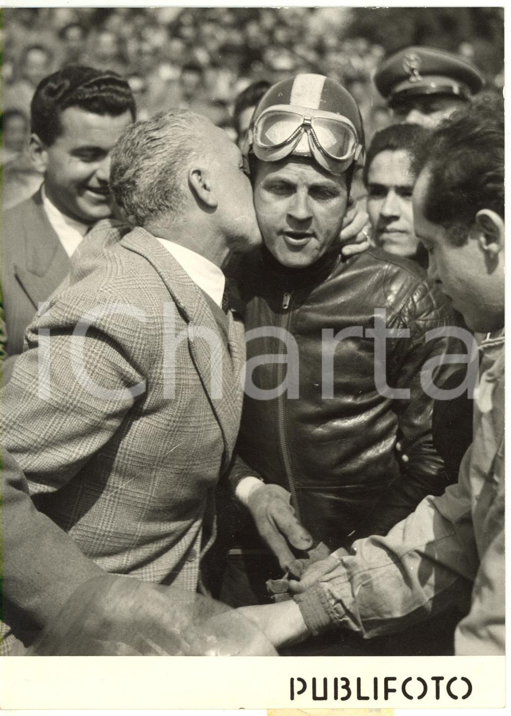 1955 GP DI NAPOLI Categoria 500 - Libero LIBERATI festeggiato dopo la vittoria