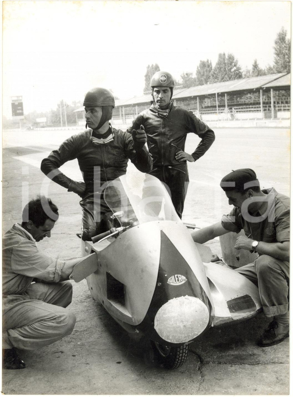 1956 AUTODROMO DI MONZA - Meccanici GILERA preparano sidecar di Albino MILANI