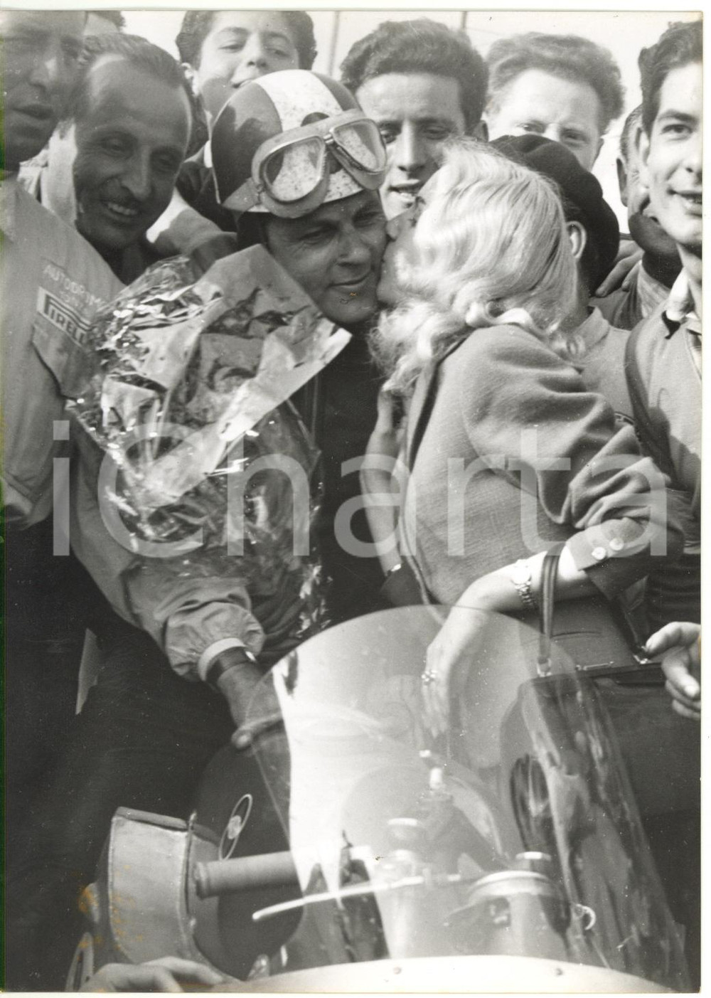 1956 MONZA GP DELLE NAZIONI - Libero LIBERATI festeggiato dopo la vittoria *Foto