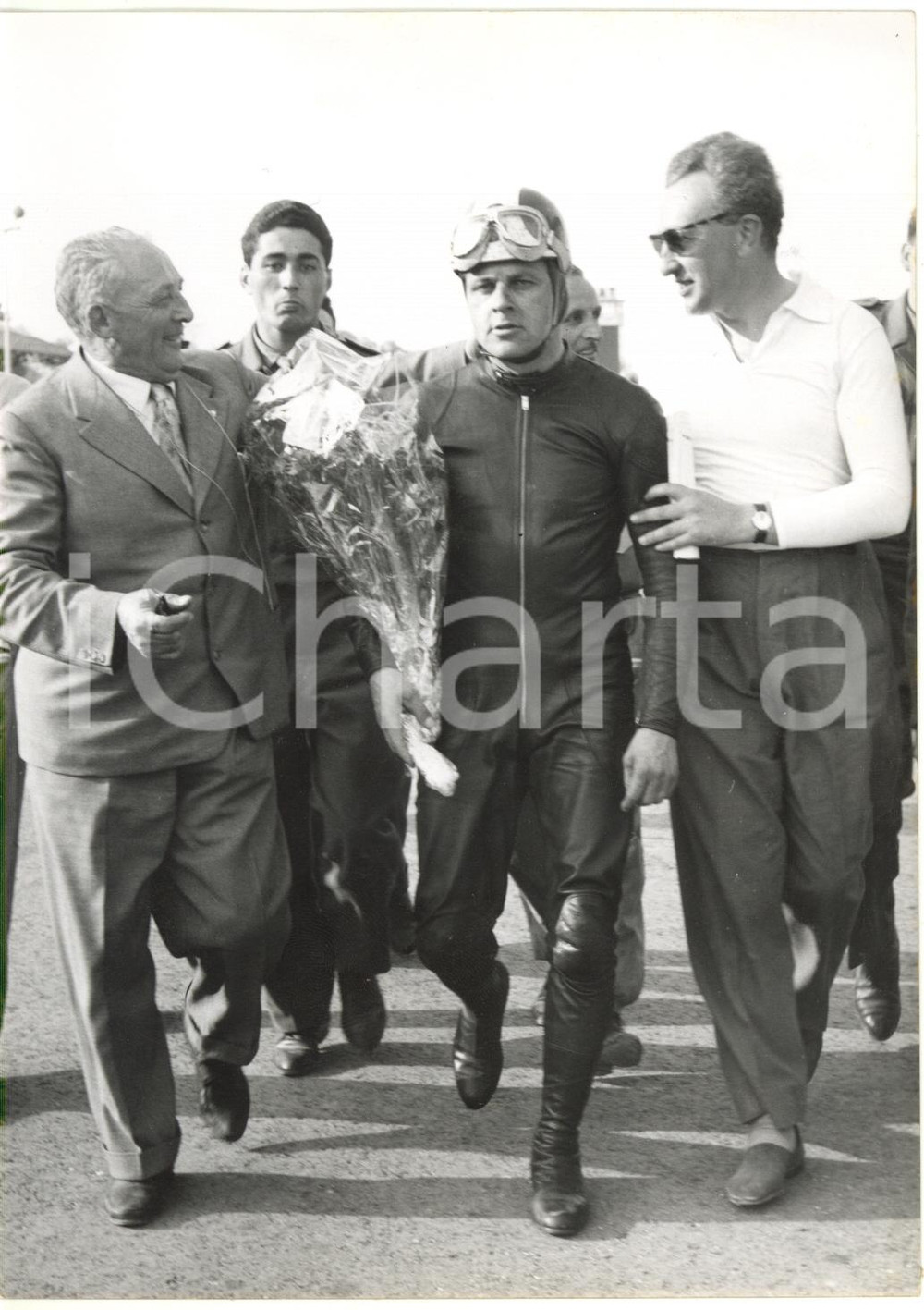 1956 MONZA GP DELLE NAZIONI - Libero LIBERATI festeggiato dopo vittoria gara 500  Fotografia d'epoca con didascalia al verso.  CONDIZIONI: G  FORMATO: 13x18 cm     originale e autentica 1