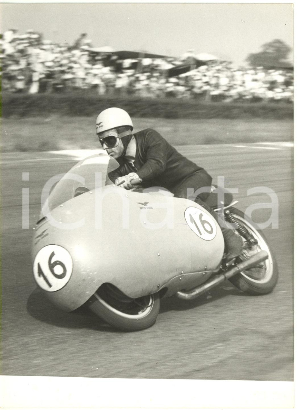 1956 MONZA GP DELLE NAZIONI - Passaggio di Ken KAVANAGH su MOTO GUZZI 350 *Foto  Fotografia d'epoca con didascalia al verso.  CONDIZIONI: G (leggera sovraimpressione della didascalia) FORMATO: 13x18 cm     originale e autentica 1