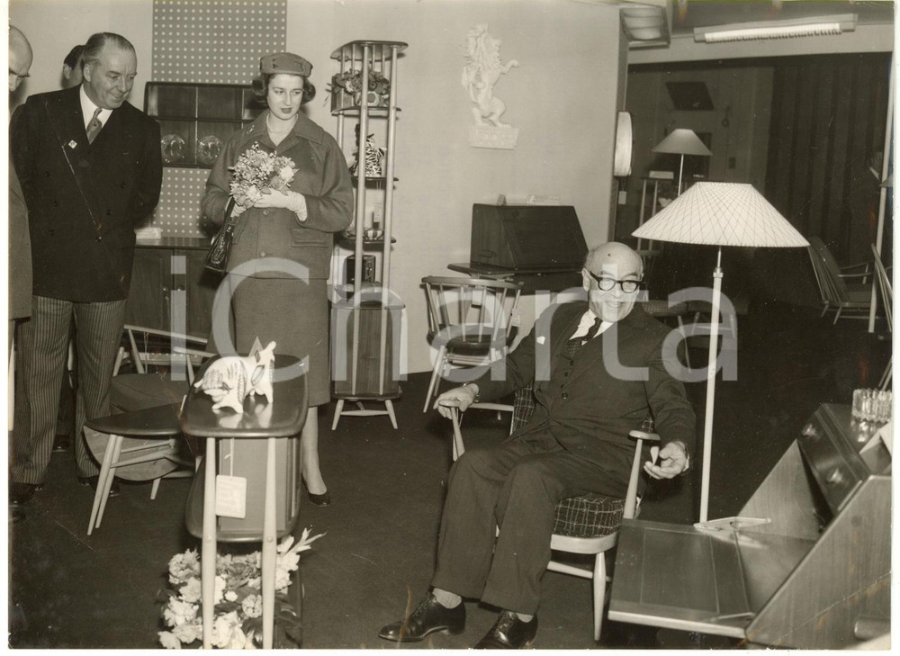 1957 LONDON Earls Court - PRINCESS ALEXANDRA of Kent at the Furniture Exhibition  Fotografia d'epoca con didascalia al verso.  CONDIZIONI: POOR (evidenti piegature; lievi difetti di stampa; leggera sovraimpressione della didascalia; minima ondulatura al margine inferiore) FORMATO: 20x15 cm     originale e autentica 1