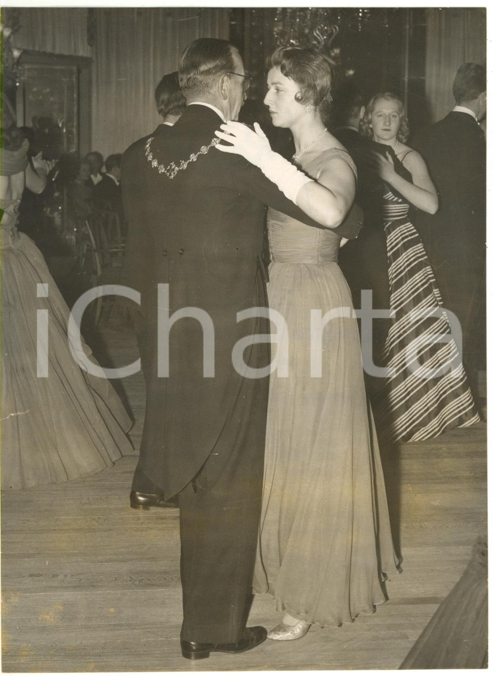 1957 LONDON - PRINCESS ALEXXANDRA of Kent dances with Mayor Charles NORTON   Fotografia d'epoca con didascalia al verso.  CONDIZIONI: POOR (evidenti aloni; lievi piegature; piccolo strappo al margine sinistro) FORMATO: 15x20 cm     originale e autentica 1
