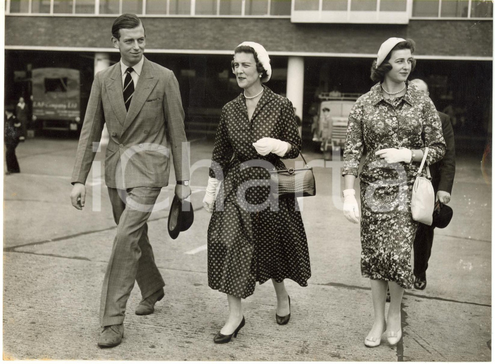 1957 LONDON - DUKE EDWARD with DUCHESS MARINA and PRINCESS ALEXANDRA of Kent  Fotografia d'epoca con didascalia al verso.  CONDIZIONI: FAIR (lievi ondulature; piccoli aloni e difetti di stampa) FORMATO: 20x15 cm     originale e autentica 1
