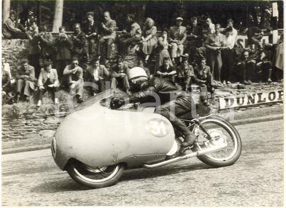 1957 ISOLA DI MAN Tourist Trophy SENIOR TT - Keith CAMPBELL su MOTO GUZZI 500  Fotografia d'epoca con didascalia al verso.  CONDIZIONI: FAIR (lievi aloni; piccoli fori agli angoli) FORMATO: 18x13 cm     originale e autentica 1
