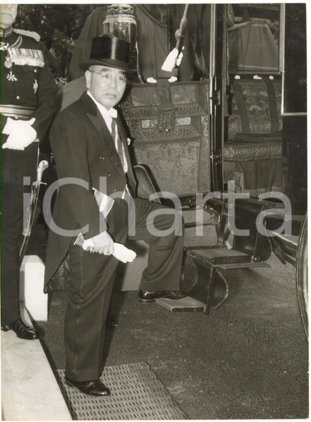 1958 LONDON Japanese ambassador Katsumi OHNO goes to see the queen *Photo 15x20
