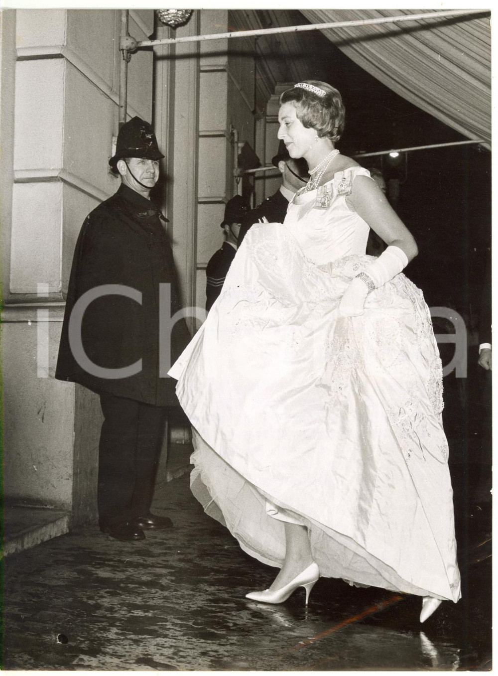 1960 LONDON - Princess Alexandra of Kent arrives at Royal Opera House *Photo