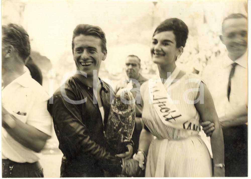 1961 CIRCUITO DI OSPEDALETTI Classe 125 - Alfredo MILANI festeggia la vittoria