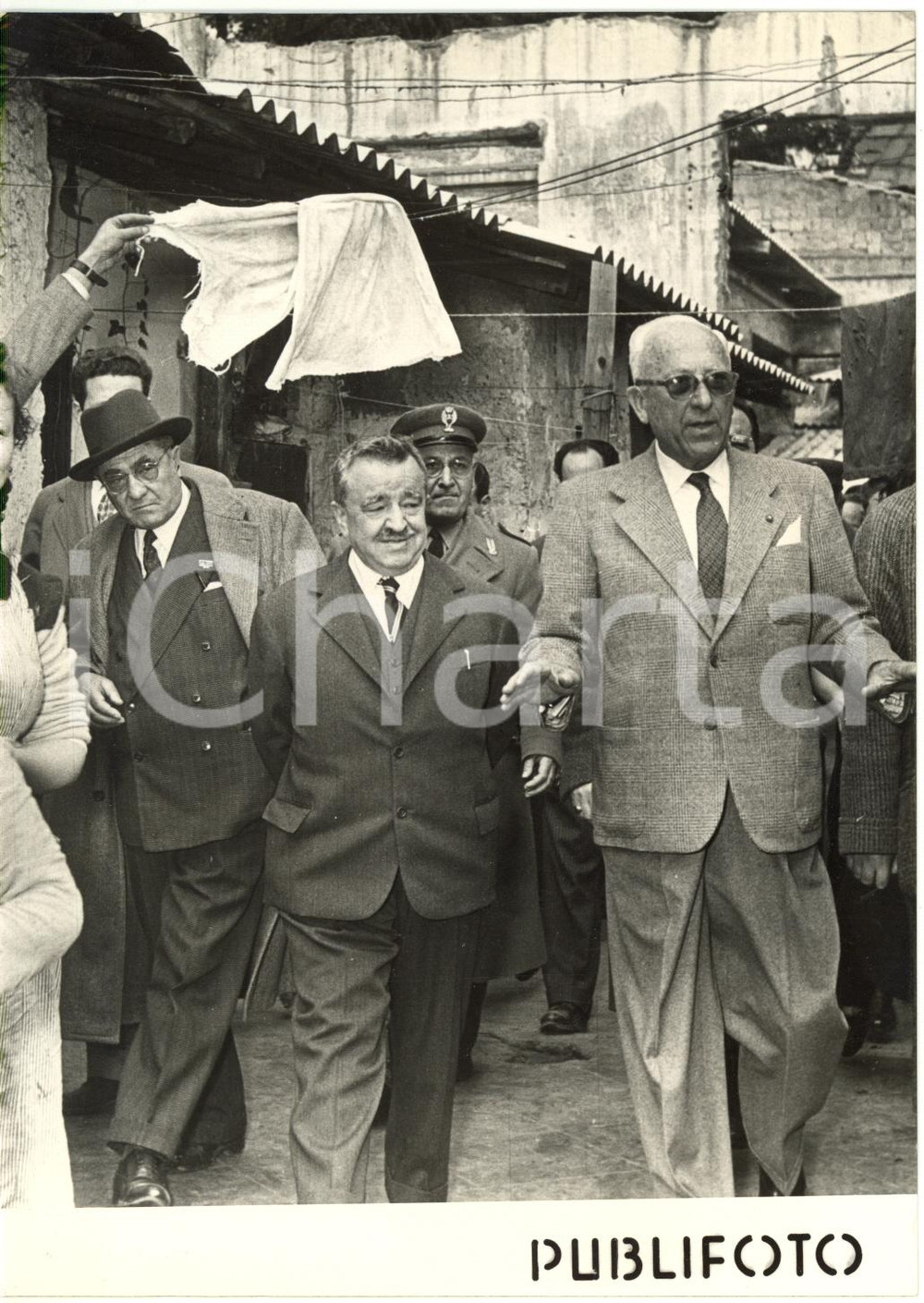 1954 NAPOLI - Giuseppe ROMITA visita rioni popolari con il sindaco Achille LAURO
