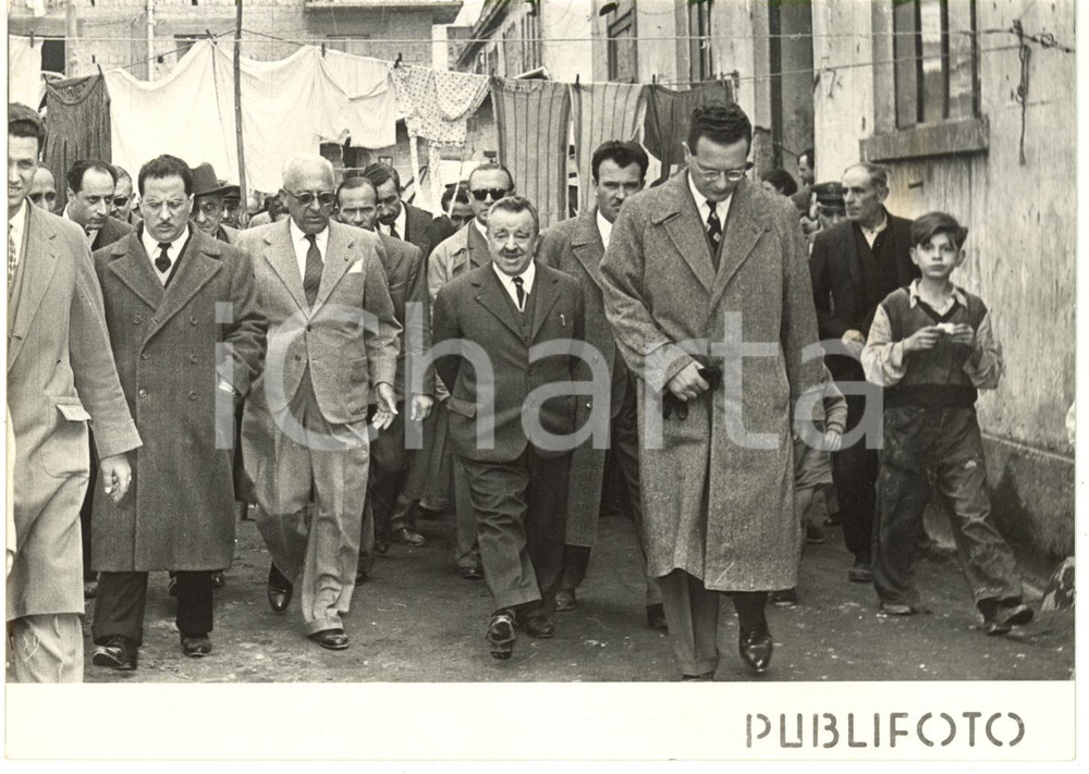 1954 NAPOLI Giuseppe ROMITA visita rioni popolari con il sindaco Achille LAURO