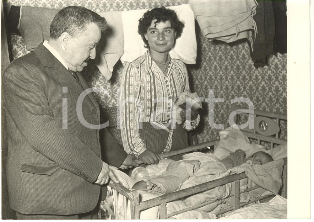 1954 NAPOLI - Giuseppe ROMITA visita una famiglia napoletana nei rioni popolari 