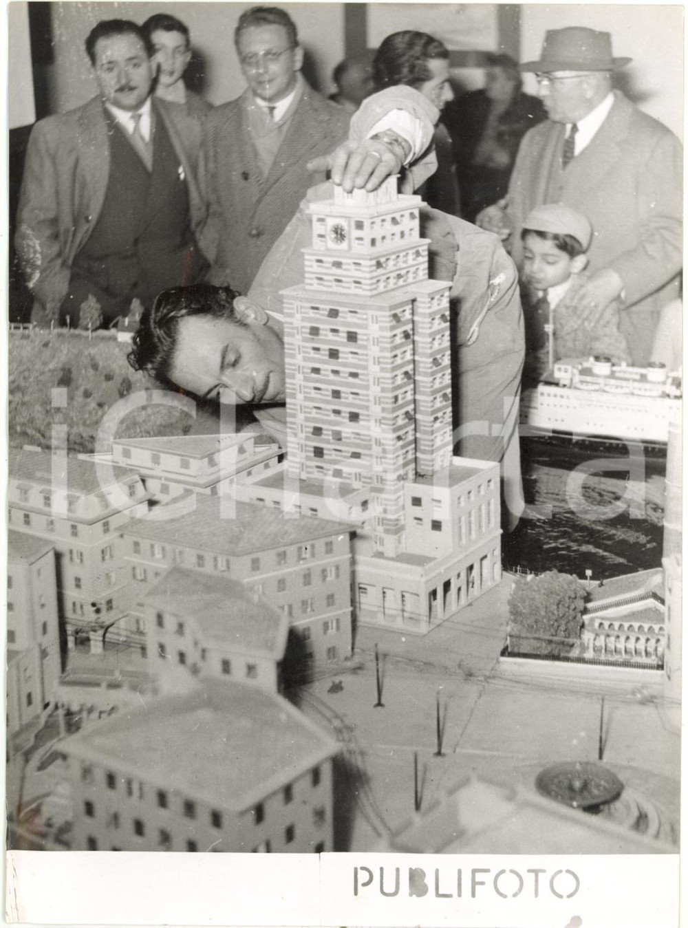 1955 GENOVA - Modellista costruisce città in miniatura *Fotografia VINTAGE 13x18