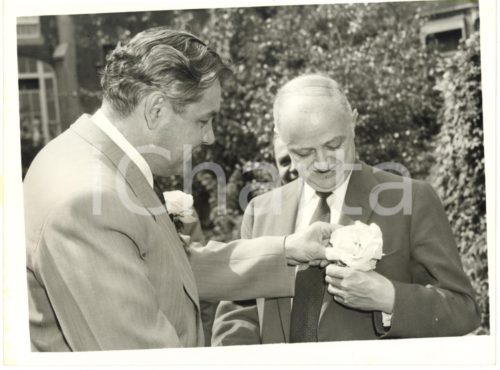 1956 POLITICA - Dmitrij ŠEPILOV dona una "rosa della pace" a Christian PINEAU 