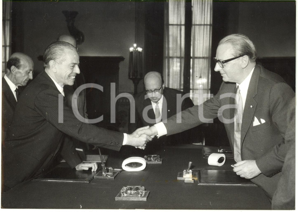 1956 ROMA Gaetano MARTINO e Heinrich VON BRETANO firmano accordi Italia-Germania
