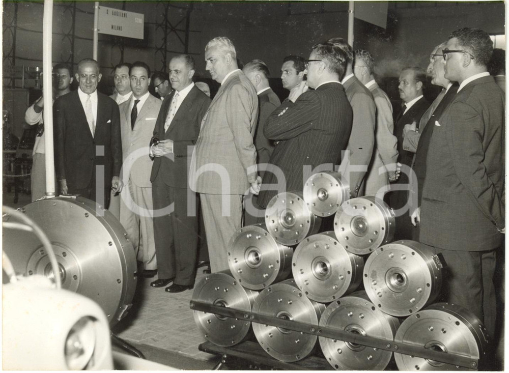 1958 MILANO FIERA - Giorgio BO visita Esposizione della macchina utensile (1)  Fotografia d'epoca con didascalia coeva al verso.   CONDIZIONI: G (minimi aloni) FORMATO: 18x13 cm      originale e autentica 1