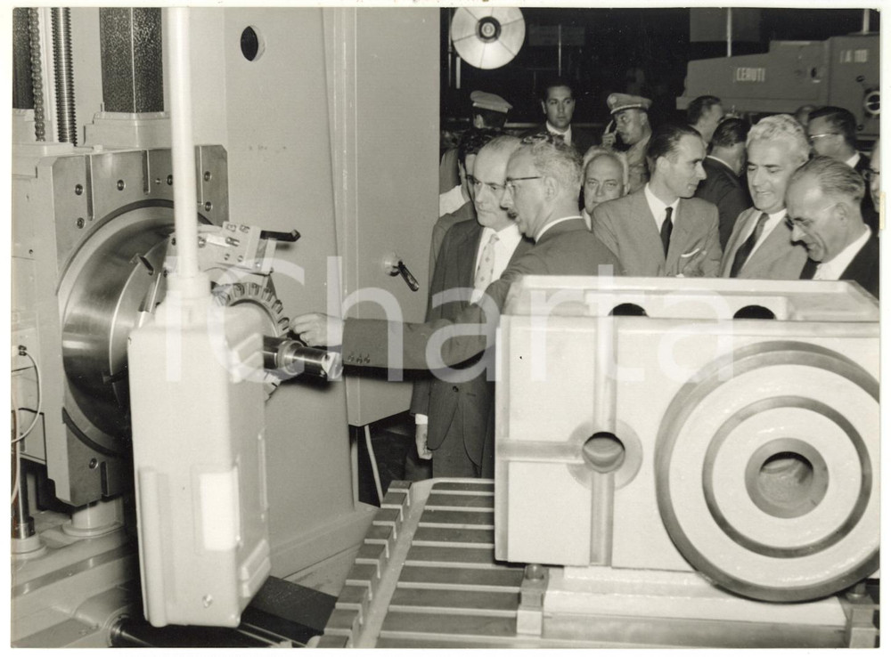 1958 MILANO FIERA - Giorgio BO visita Esposizione della macchina utensile (2)