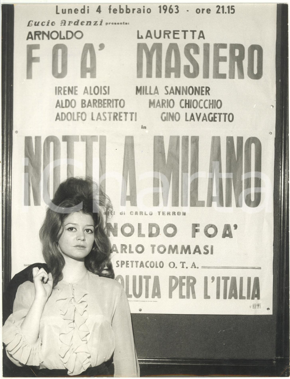 1963 FESTIVAL DI SANREMO Milla SANNONER posa con manifesto compagnia FOÀ-MASIERO