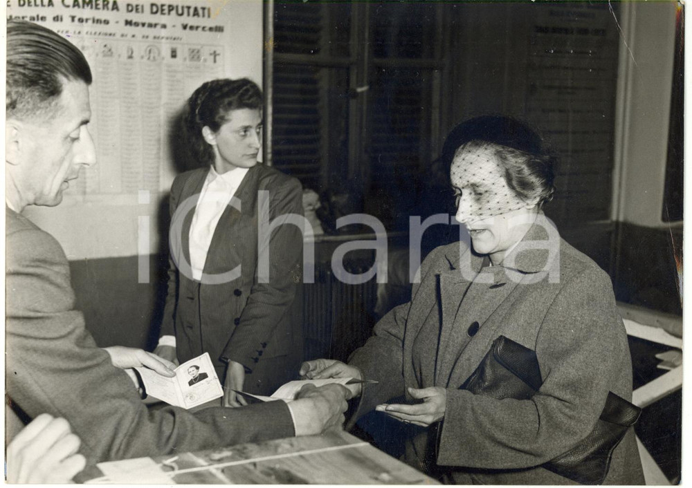 1953 TORINO Elezioni politiche - Moglie del sindaco Amedeo PEYRON alle urne