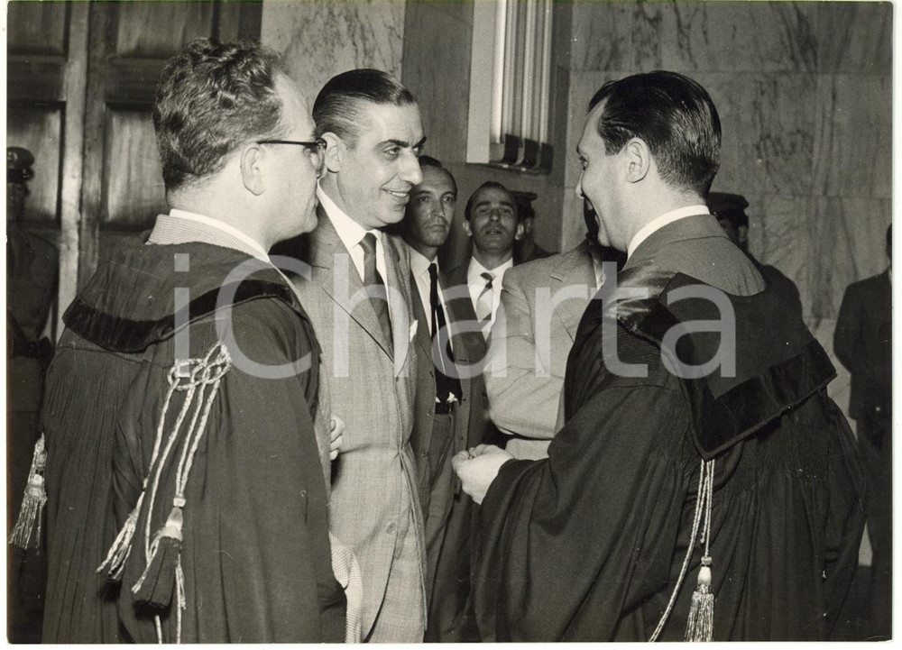 1958 MILANO Processo Banda di VIA OSOPPO - Paolo ZAMPARELLI Capo Squadra Mobile   Fotografia d'epoca con didascalia coeva al verso.   CONDIZIONI: G (leggera sovraimpressione della didascalia) FORMATO: 18x13 cm     originale e autentica 1