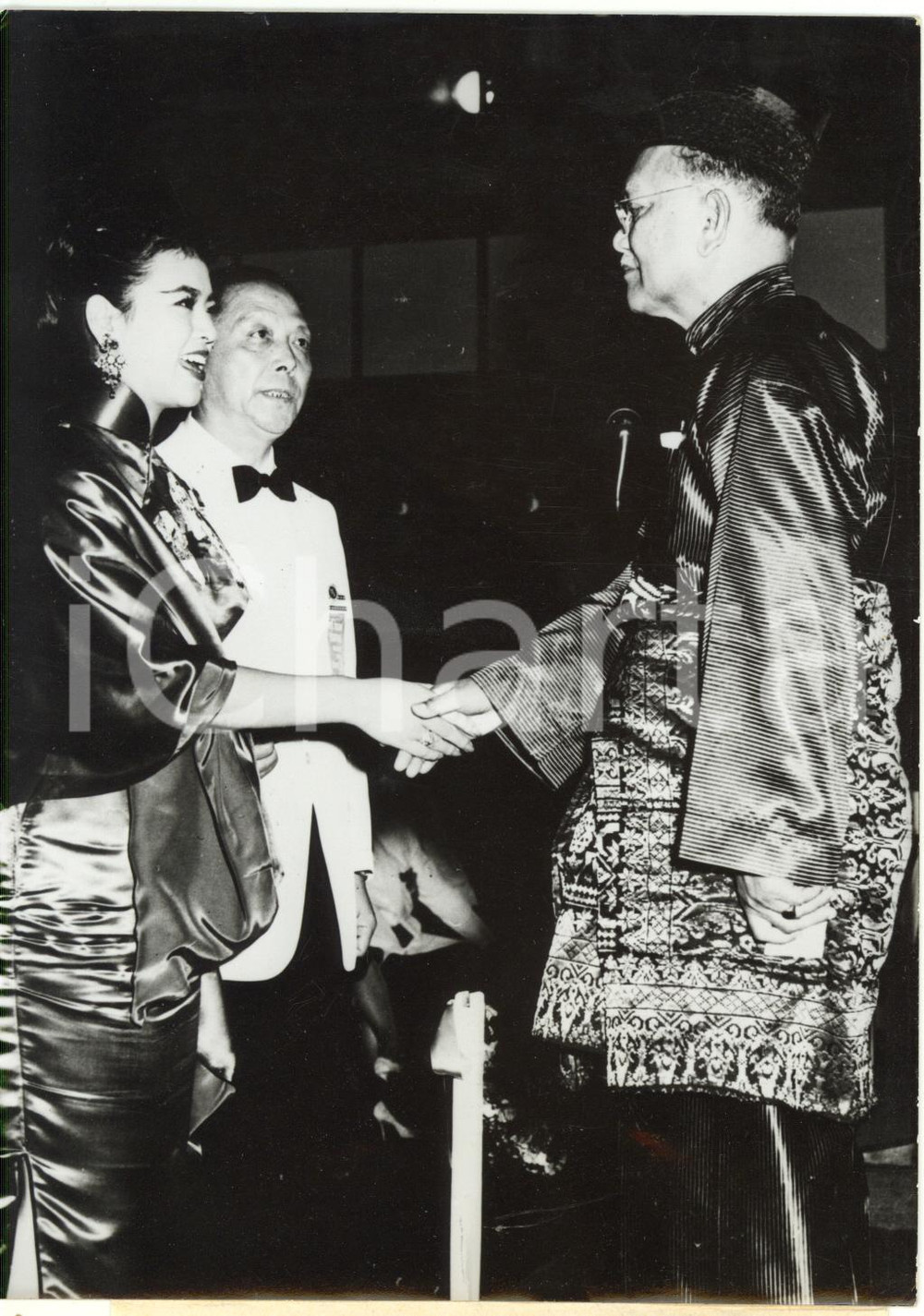 1959 KUALA LUMPUR Film Festival - Re Hisamuddin di Selangor e l'attrice Ye KUANG