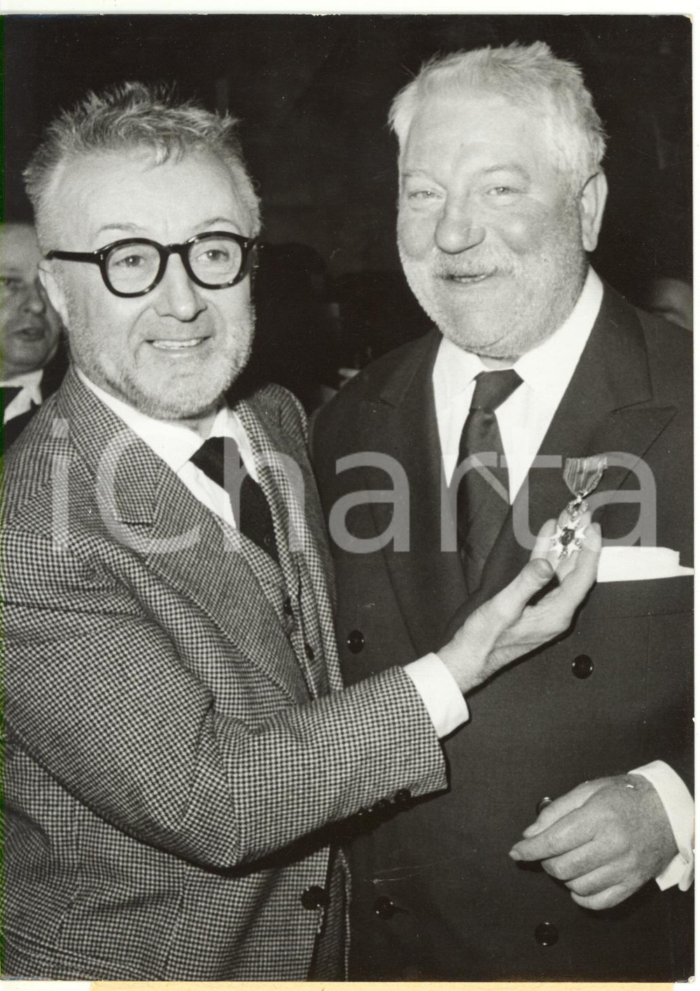 1960 FRANCE - Lucien Édouard NOËL montre la Legion d'Honneur de Jean GABIN