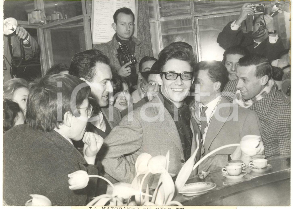 1960 PARIS - Jacques CHARRIER circondato dai giornalisti per nascita del figlio