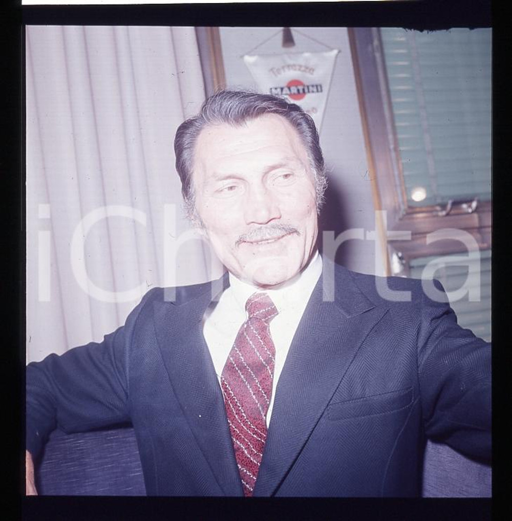 1970ca MILANO Jack PALANCE alla Terrazza MARTINI  *DIAPOSITIVA ORIGINALE 1   Positivo fotografico a colori, su pellicola, in formato cm 6 x 6. E' SEVERAMENTE VIETATA LA RIPRODUZIONE.TUTTI I DIRITTI SONO RISERVATI.ICharta mette in vendita, sul negozio eBay e in esclusiva sul sito "icharta" il proprio archivio composto da numerose diapositive e negativi fotografici d'epoca, tutti originali e autentici, che attraversano la storia del costume italiano tra gli la fine degli anni Sessanta e Novanta.  Si tratta di uno sguardo inedito sull'attualità, la politica, la vita quotidiana, il gossip e la cultura, che fotografa il cambiamento della nazione in quest'ultimo scorcio del XX secolo. Un'occasione unica per il mercato del collezionismo, che vede finalmente disponibile un archivio eccezionale per vastità, tematiche e condizioni, in un settore (il negativo fotografico e la diapositiva) di assoluta novità e dalle interessanti prospettive di investimento. CONDIZIONI:FAIR/discretoFORMATO: cm 6 x 6 originale e autentica 1