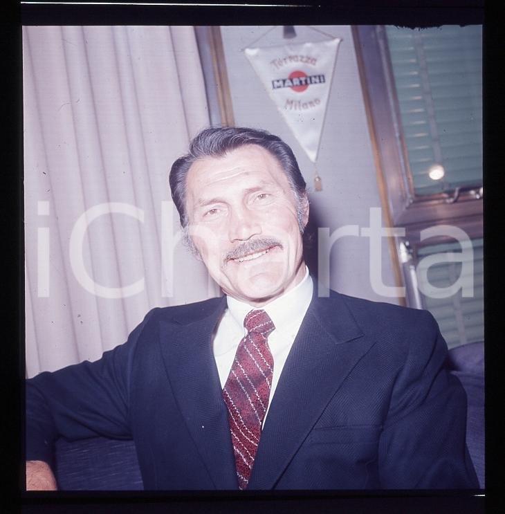Fotografia d epoca originale 1970ca MILANO Jack PALANCE alla Terrazza MARTINI DIAPOSITIVA ORIGINALE 1 1