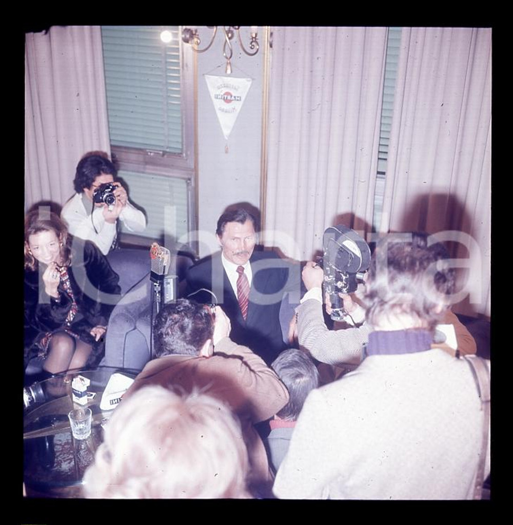 1970ca MILANO Jack PALANCE alla Terrazza MARTINI  *DIAPOSITIVA ORIGINALE 4   Positivo fotografico a colori, su pellicola, in formato cm 6 x 6. E' SEVERAMENTE VIETATA LA RIPRODUZIONE.TUTTI I DIRITTI SONO RISERVATI.ICharta mette in vendita, sul negozio eBay e in esclusiva sul sito "icharta" il proprio archivio composto da numerose diapositive e negativi fotografici d'epoca, tutti originali e autentici, che attraversano la storia del costume italiano tra gli la fine degli anni Sessanta e Novanta.  Si tratta di uno sguardo inedito sull'attualità, la politica, la vita quotidiana, il gossip e la cultura, che fotografa il cambiamento della nazione in quest'ultimo scorcio del XX secolo. Un'occasione unica per il mercato del collezionismo, che vede finalmente disponibile un archivio eccezionale per vastità, tematiche e condizioni, in un settore (il negativo fotografico e la diapositiva) di assoluta novità e dalle interessanti prospettive di investimento. CONDIZIONI:FAIR/discretoFORMATO: cm 6 x 6 originale e autentica 1