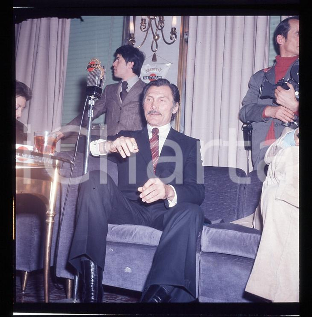 1970ca MILANO Jack PALANCE alla Terrazza MARTINI  *DIAPOSITIVA ORIGINALE 6   Positivo fotografico a colori, su pellicola, in formato cm 6 x 6. E' SEVERAMENTE VIETATA LA RIPRODUZIONE.TUTTI I DIRITTI SONO RISERVATI.ICharta mette in vendita, sul negozio eBay e in esclusiva sul sito "icharta" il proprio archivio composto da numerose diapositive e negativi fotografici d'epoca, tutti originali e autentici, che attraversano la storia del costume italiano tra gli la fine degli anni Sessanta e Novanta.  Si tratta di uno sguardo inedito sull'attualità, la politica, la vita quotidiana, il gossip e la cultura, che fotografa il cambiamento della nazione in quest'ultimo scorcio del XX secolo. Un'occasione unica per il mercato del collezionismo, che vede finalmente disponibile un archivio eccezionale per vastità, tematiche e condizioni, in un settore (il negativo fotografico e la diapositiva) di assoluta novità e dalle interessanti prospettive di investimento. CONDIZIONI:FAIR/discretoFORMATO: cm 6 x 6 originale e autentica 1