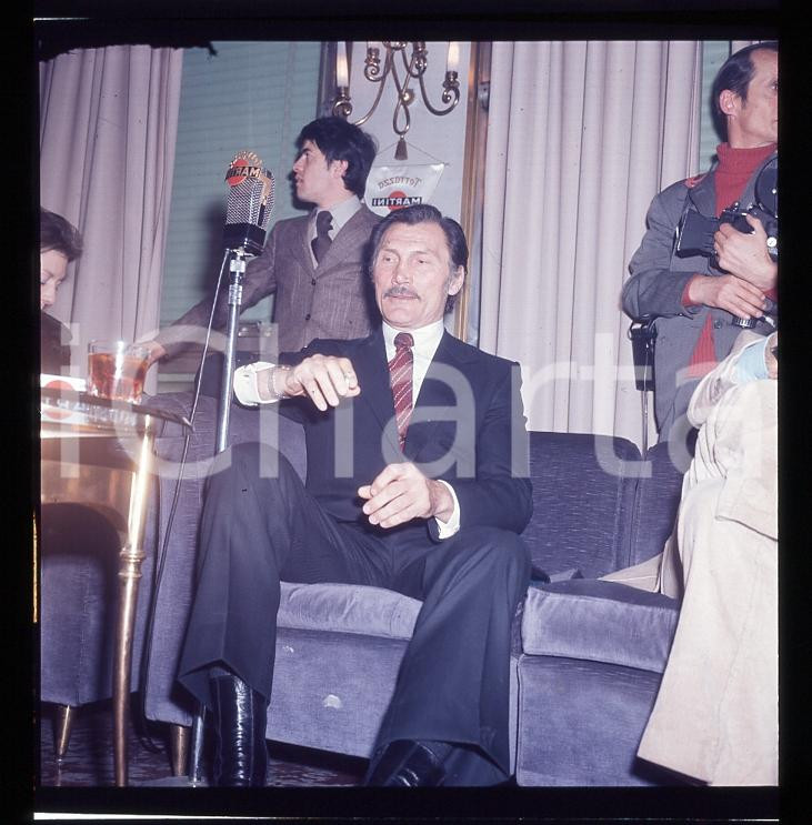Fotografia d epoca originale 1970ca MILANO Jack PALANCE alla Terrazza MARTINI  DIAPOSITIVA ORIGINALE 6 1