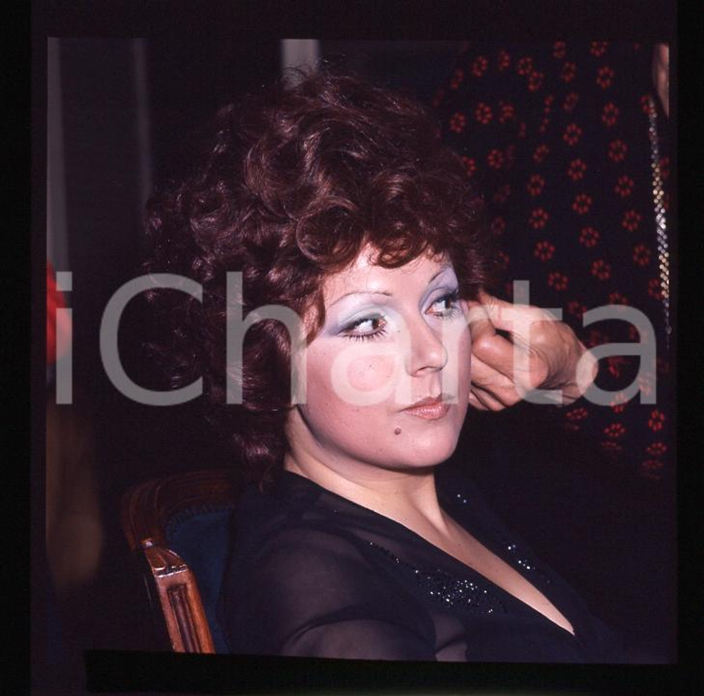 6X6cm NEGATIVO ORIGINALE * 1970ca ITALIA MUSICA Orietta BERTI al trucco Ritratto