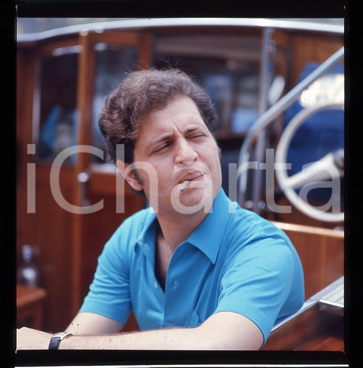 Fotografia d epoca originale 1970ca JOE DASSIN in barca DIAPOSITIVA ORIGINALE AUTENTICA cm 6x6 1