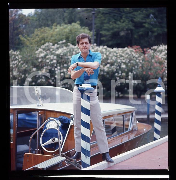 Fotografia d epoca originale 1970ca JOE DASSIN in barca DIAPOSITIVA ORIGINALE AUTENTICA cm 6x6 1