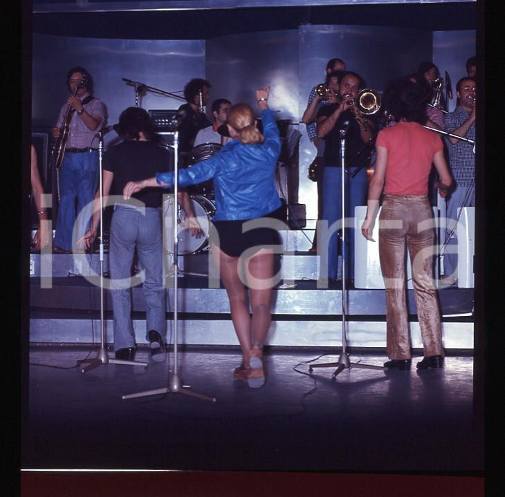 Fotografia d epoca originale 1970ca Raffaella CARRA  di spalle durante le prove cm 6x6 POSITIVO FOTOGRAFICO 1